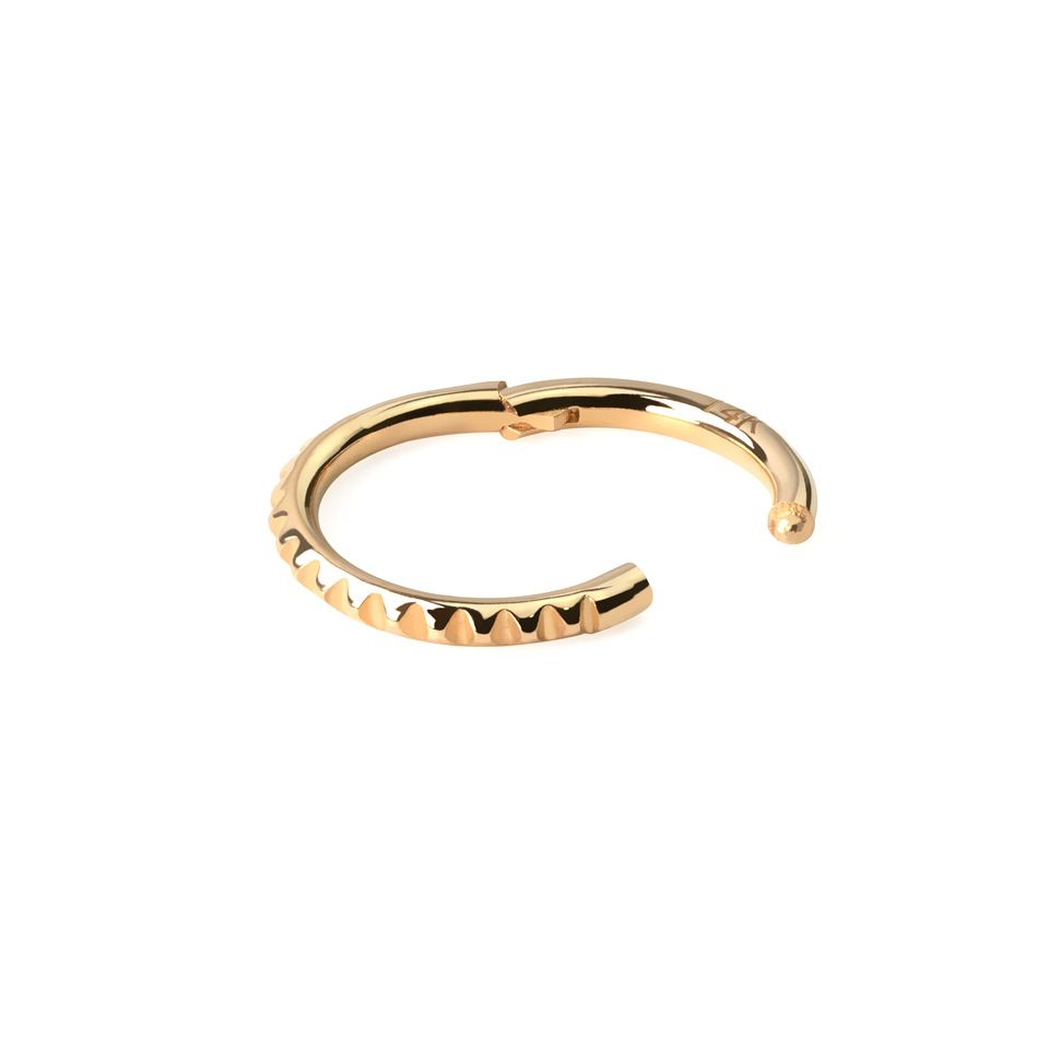 Ring av 14 kt. guld med gångjärn och pyramidmönster