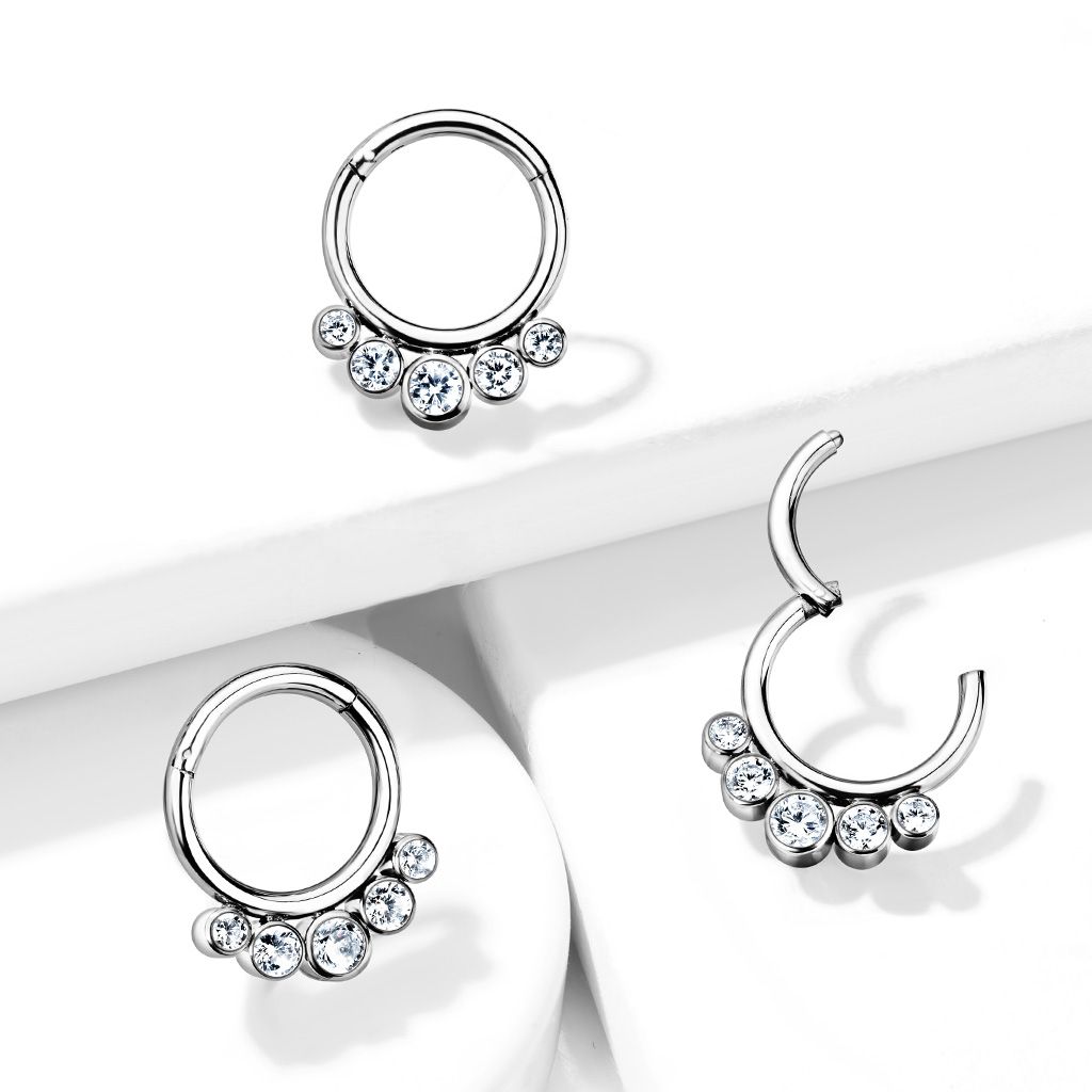 Ring av titan med gänga och fem stenar