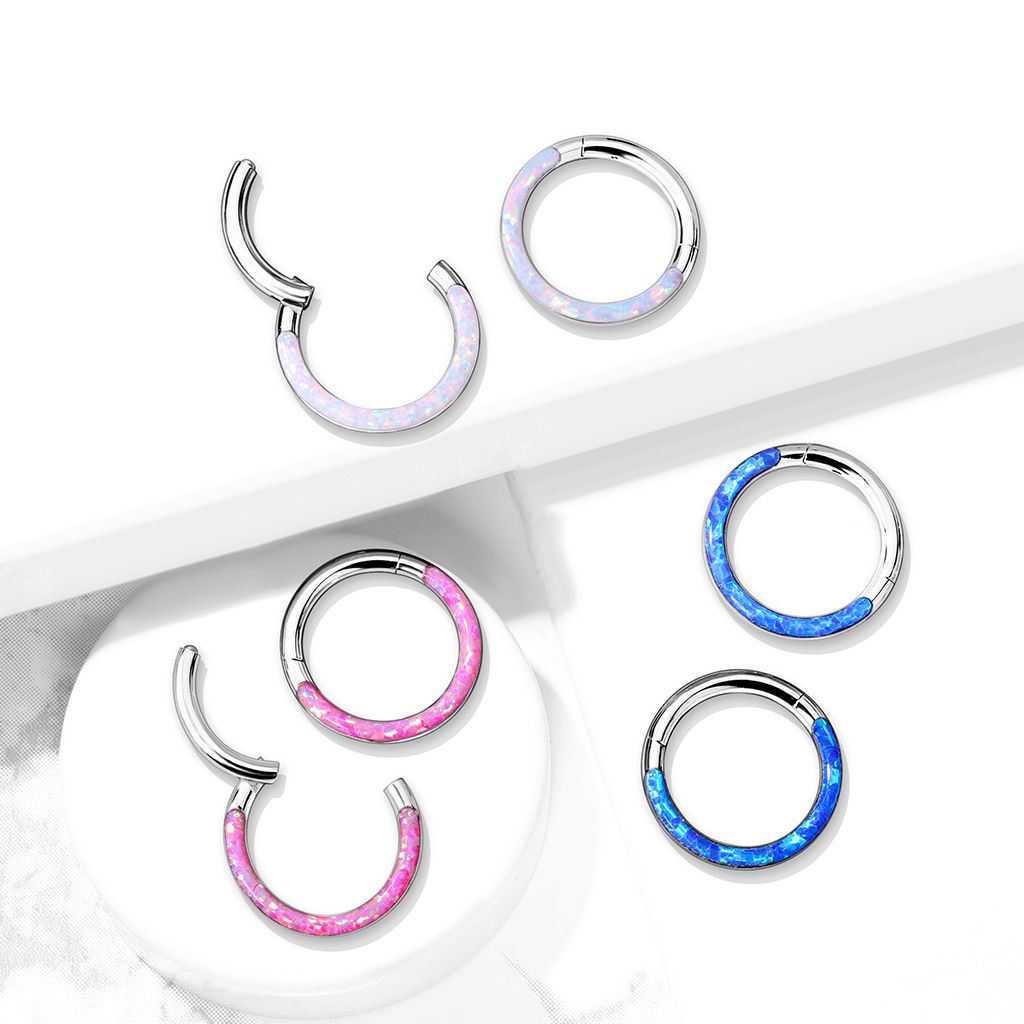 Ring gjord av titan med gänga och opal