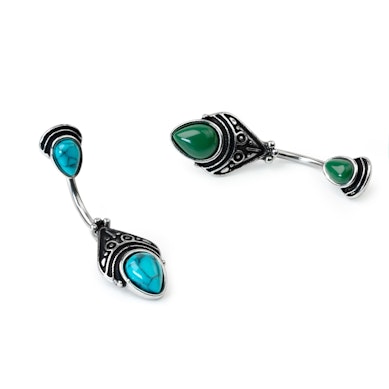 Navelpiercing med antik filigrandesign och droppformad sten