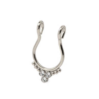 Fake septum ring med tre stenar och pärlor på varje sida