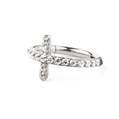 Ring i titan med smyckat kors
