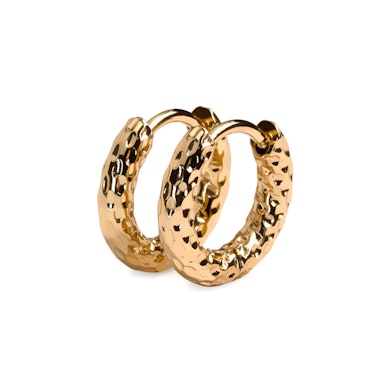 Ett par av huggie-örhängen med hamrad effekt