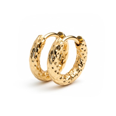 Ett par av huggie-örhängen med hamrad effekt