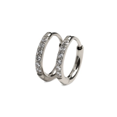 Ett par av huggieringar av kirurgiskt stål med stenar