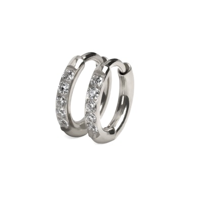 Ett par av huggieringar i titan med stenar