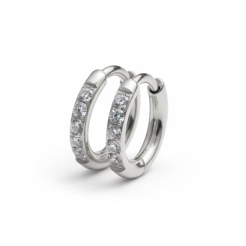 Ett par av huggieringar i titan med stenar