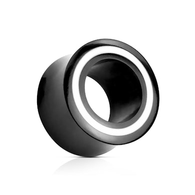 Svart tunnel av horn med vit ring