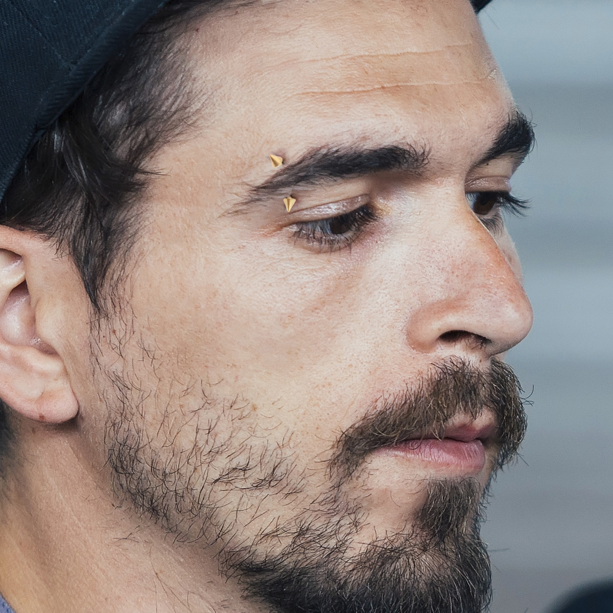 Guldpläterad böjd stav med spikar