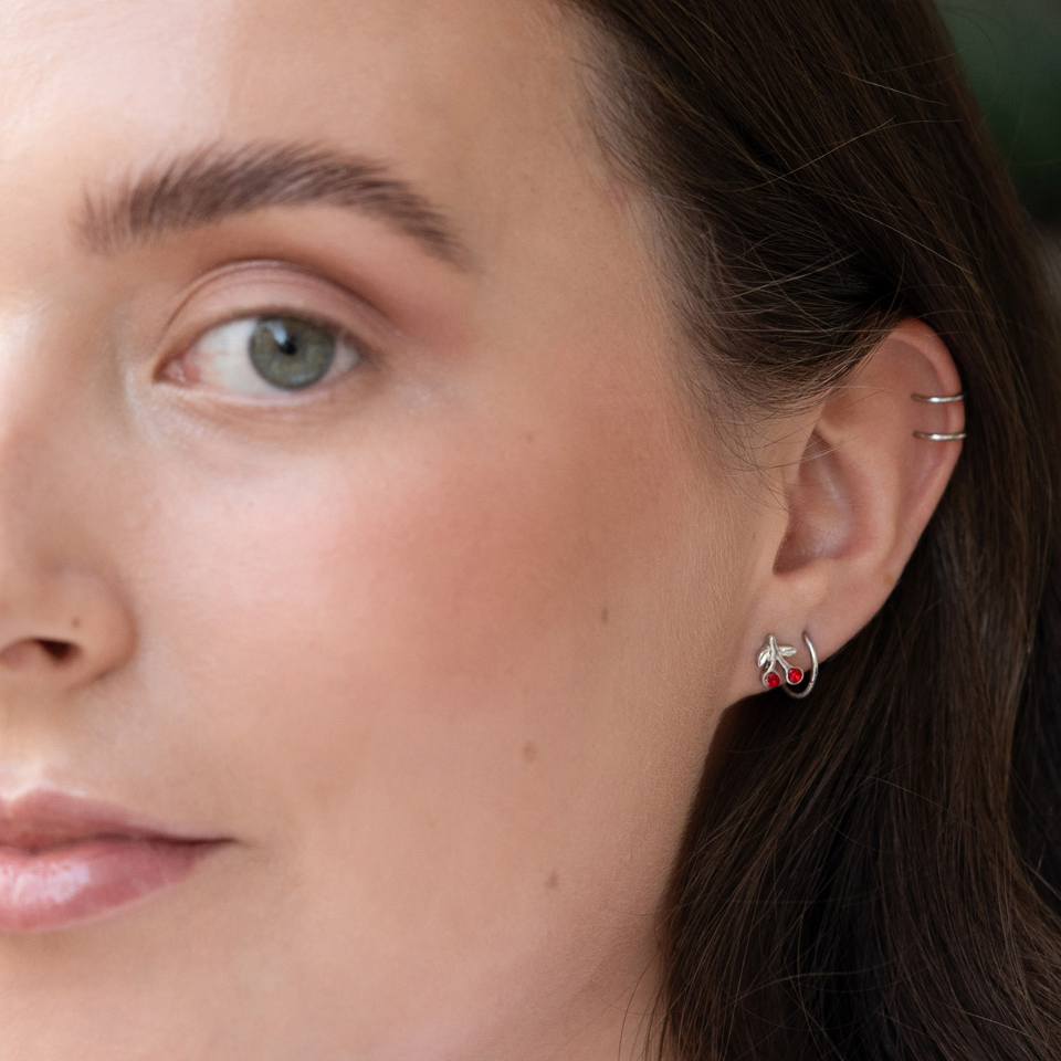 Tragussmycke med körsbär