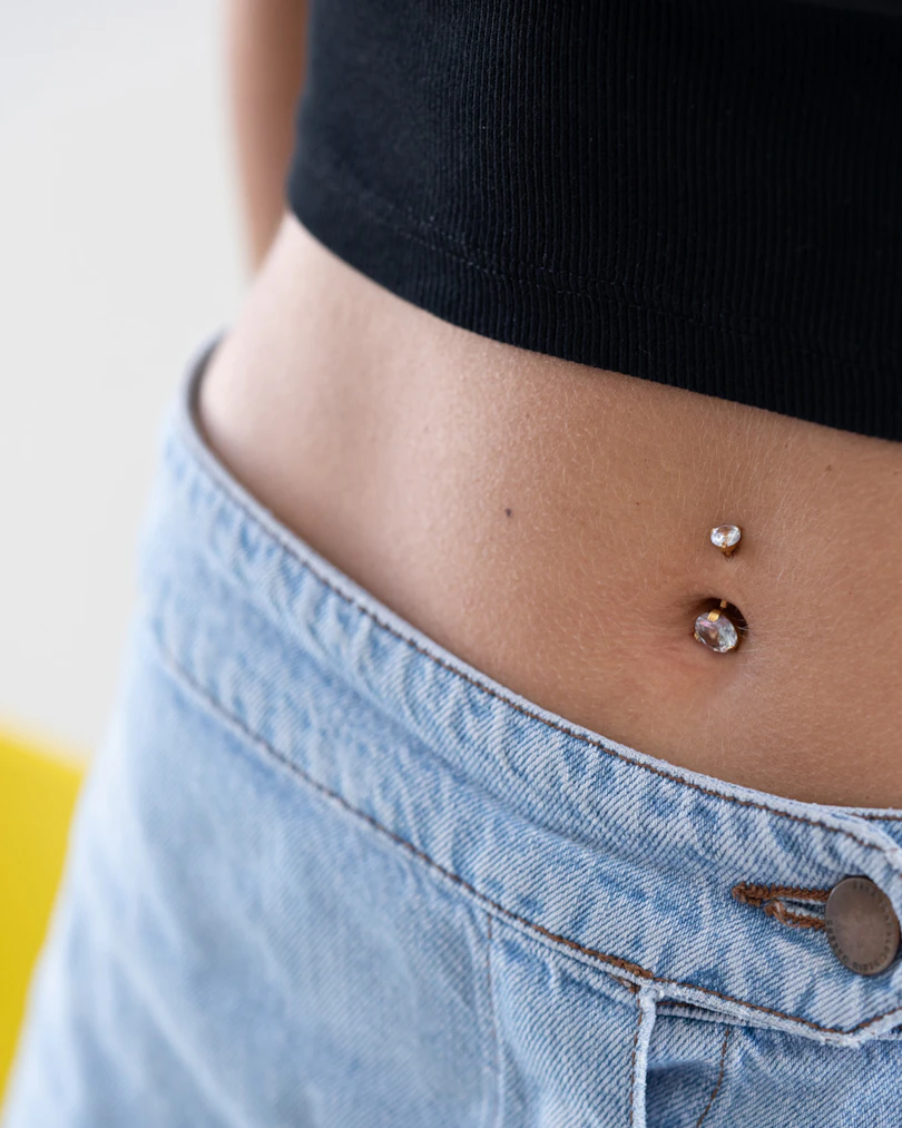 Navelpiercing med stor sten i topp- och bottenkula