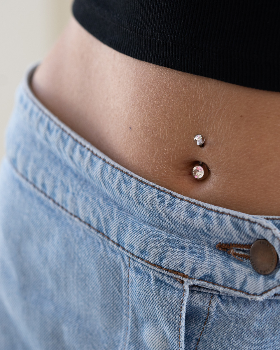 Navelpiercing med akrylkulor och sten