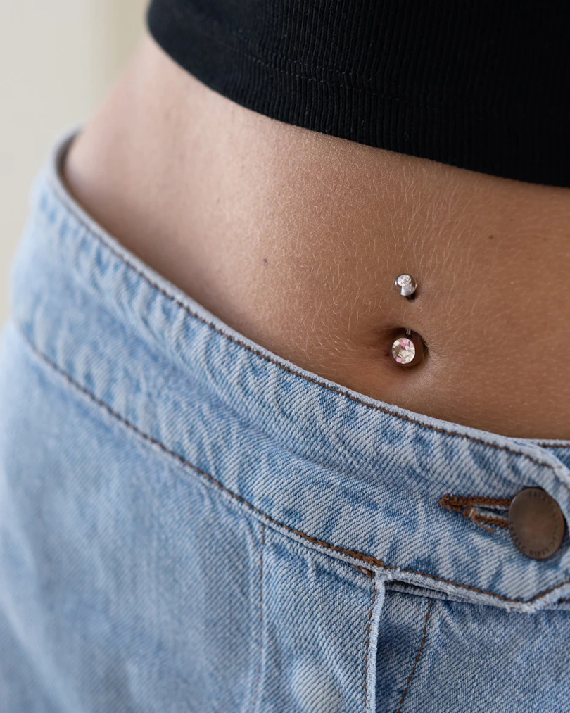 Navelpiercing med akrylkulor och sten