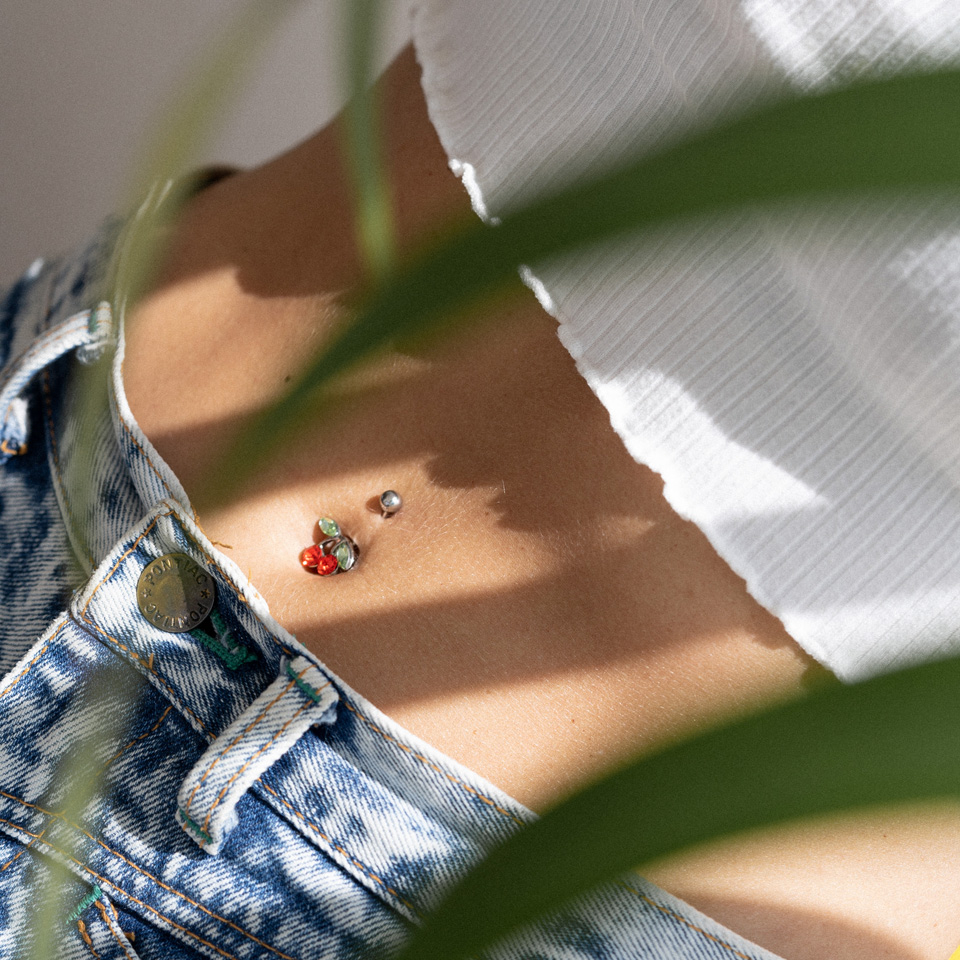 Navelpiercing med röda körsbär