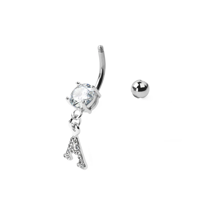 Navelpiercing med stenprydd bokstav