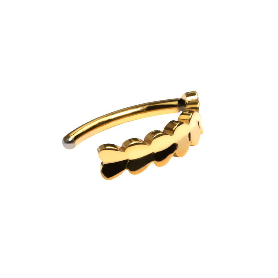 Navelklicker i titan med hjärtan