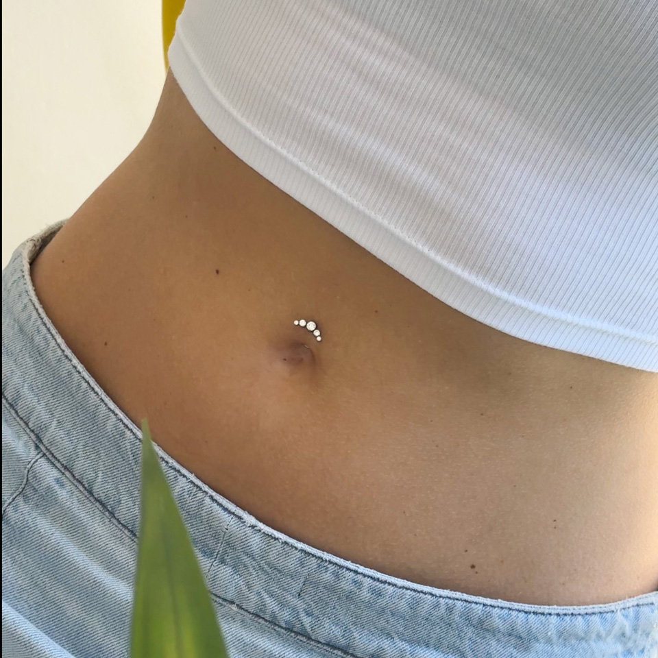 Svävande navelpiercing i titan med kristaller
