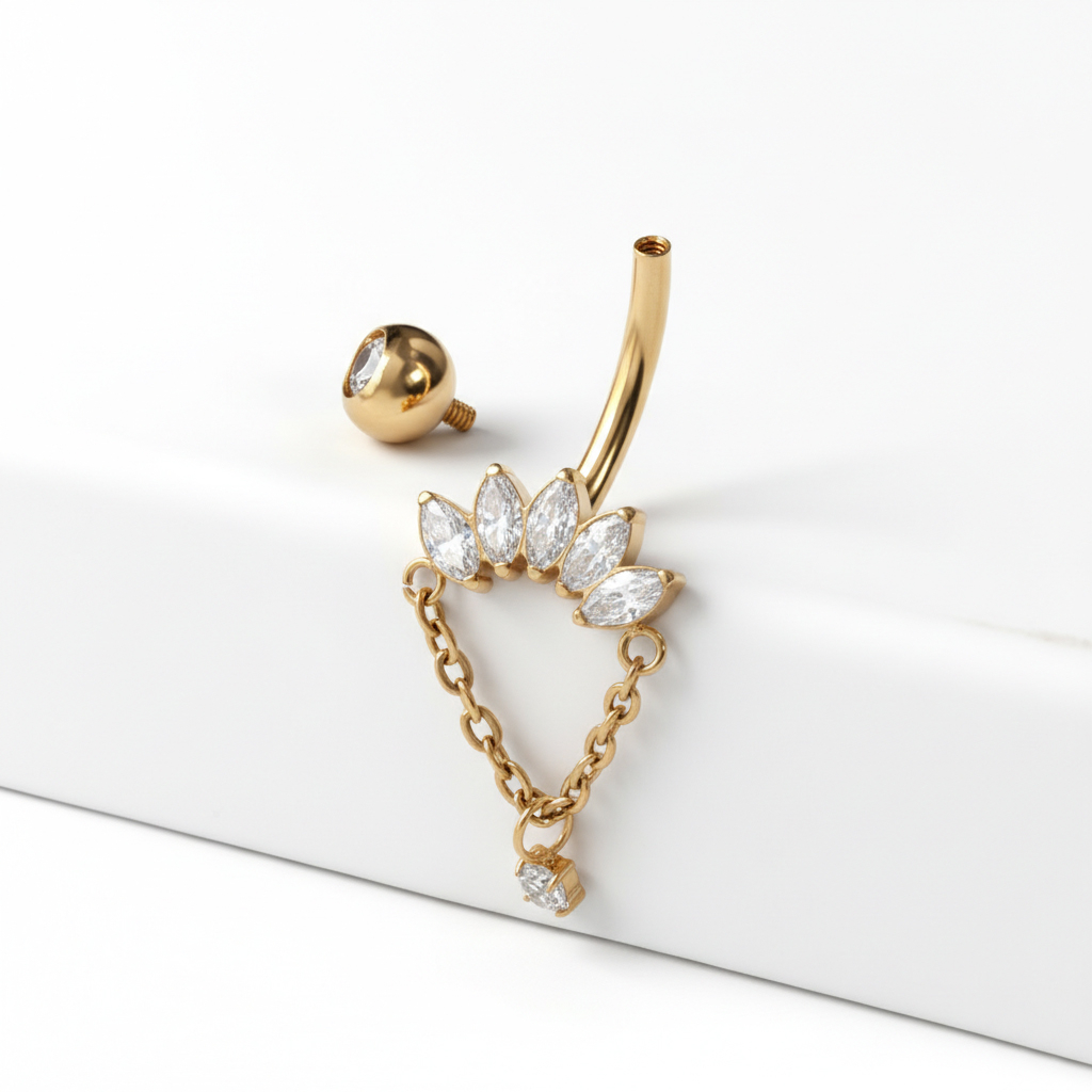 Navelpiercing i titan med marquiseslipade stenar och kedjehänge