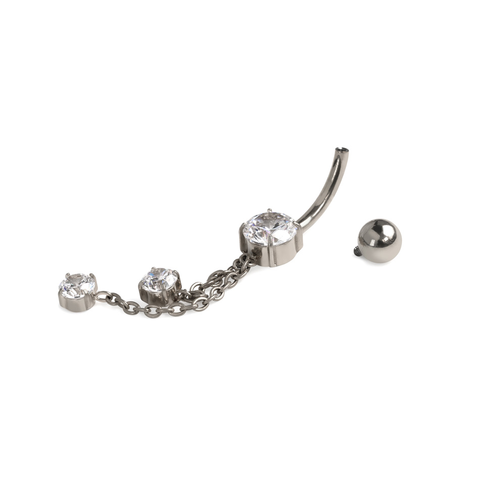 Navelpiercing i titan med kedja och stenar