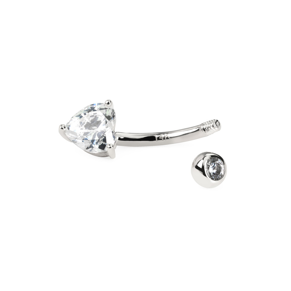 Navelsmycke av guld med hjärta