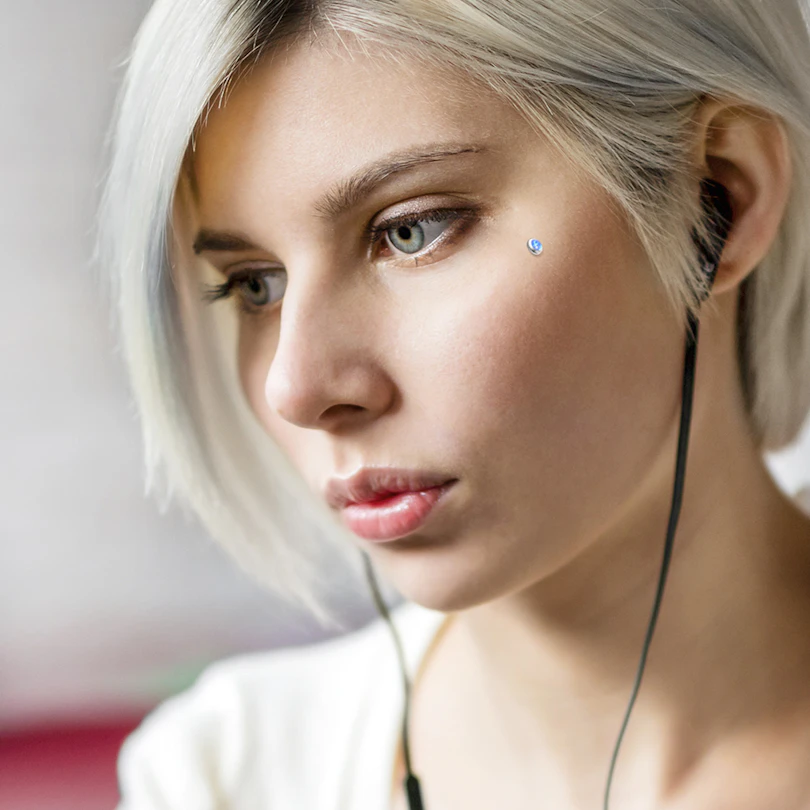 Platt dermal ankare med opalsten