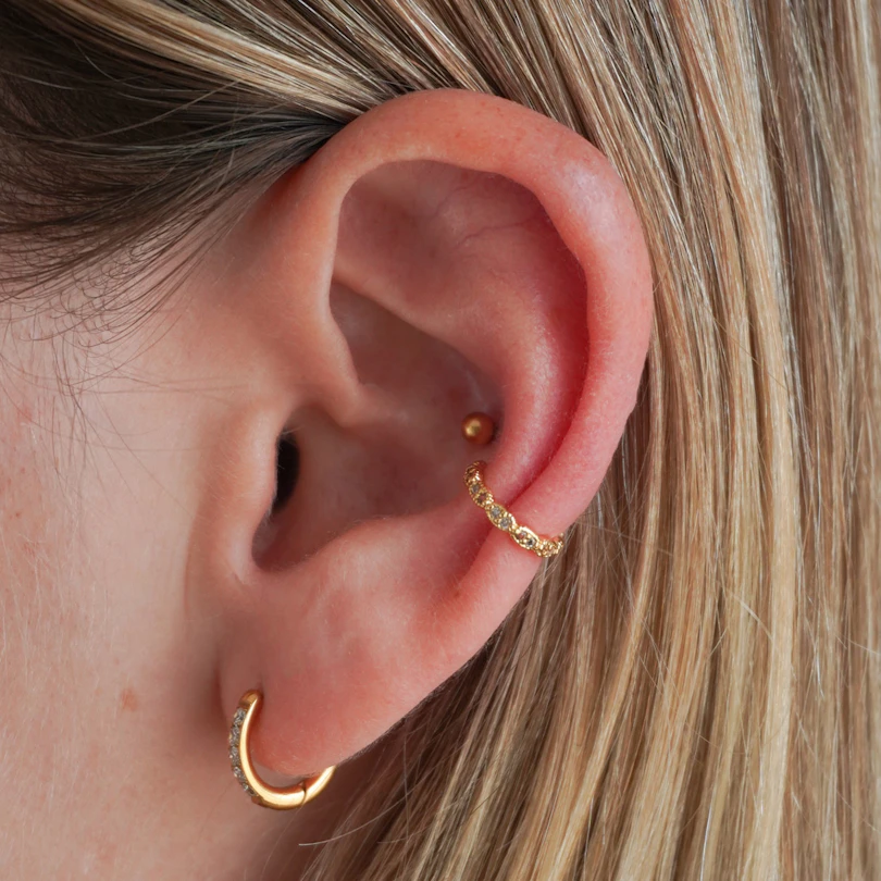 Fin earcuff med stenar