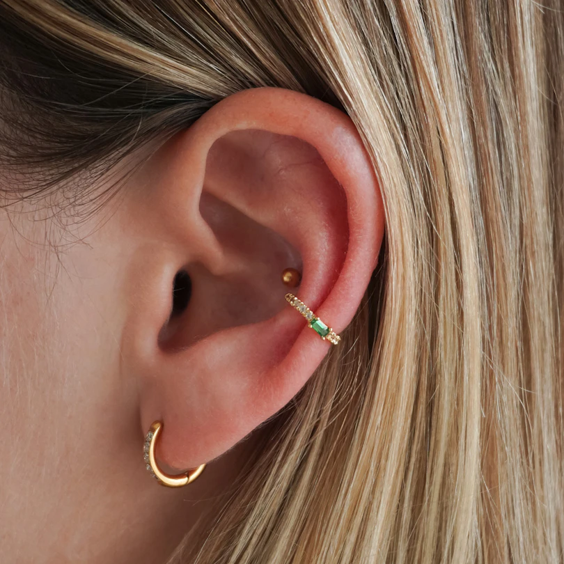 Earcuff med grön sten