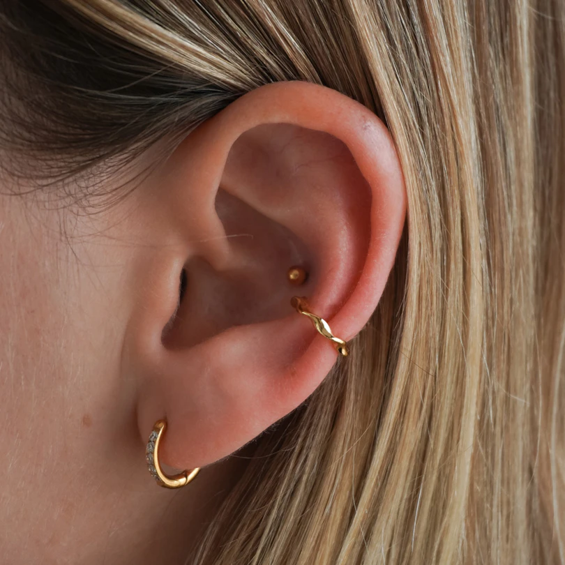 Minimalistisk vriden earcuff
