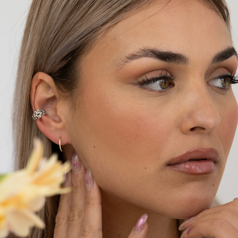 Ear cuff med blommor i kirurgiskt stål