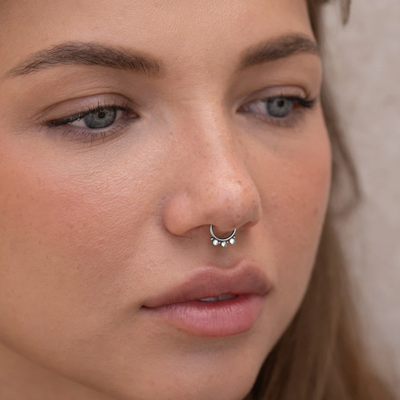 Fake septumring med tre stenar och små pärlor