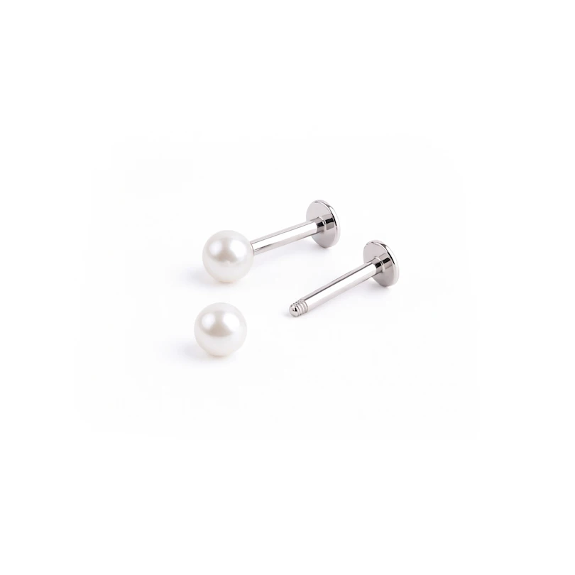 Labret med metallisk kula