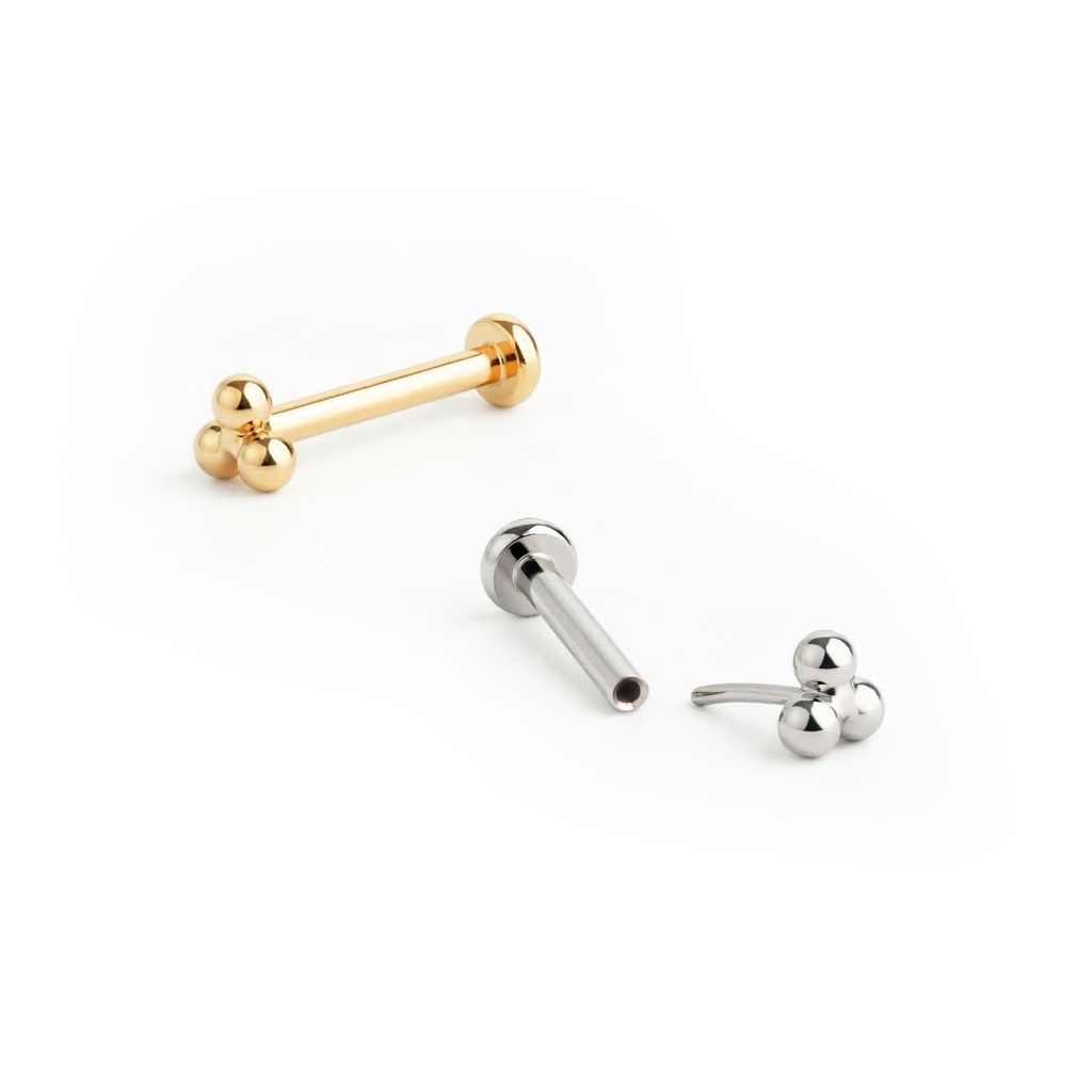 Titan push-in labret med triangelkulor på toppen