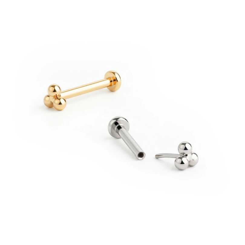 Titan push-in labret med triangelkulor på toppen