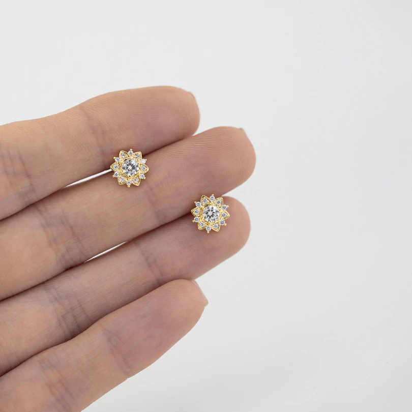 Labret med stendekorerad lotusblomma och invändig gänga