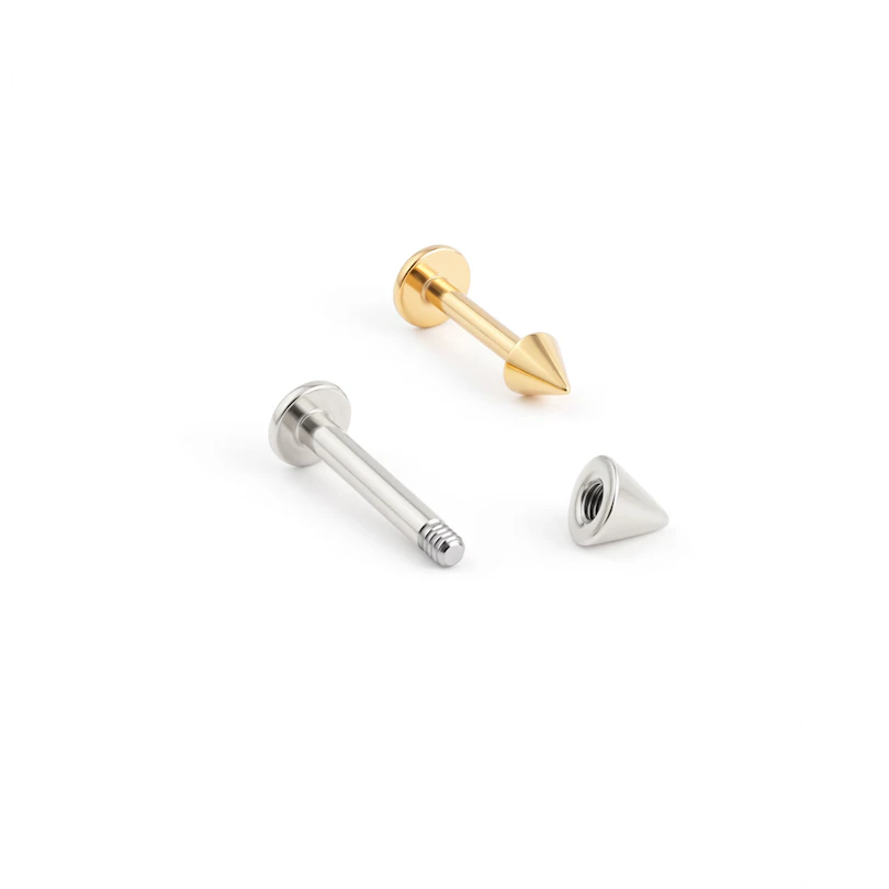 Labret i flera färger med spikar