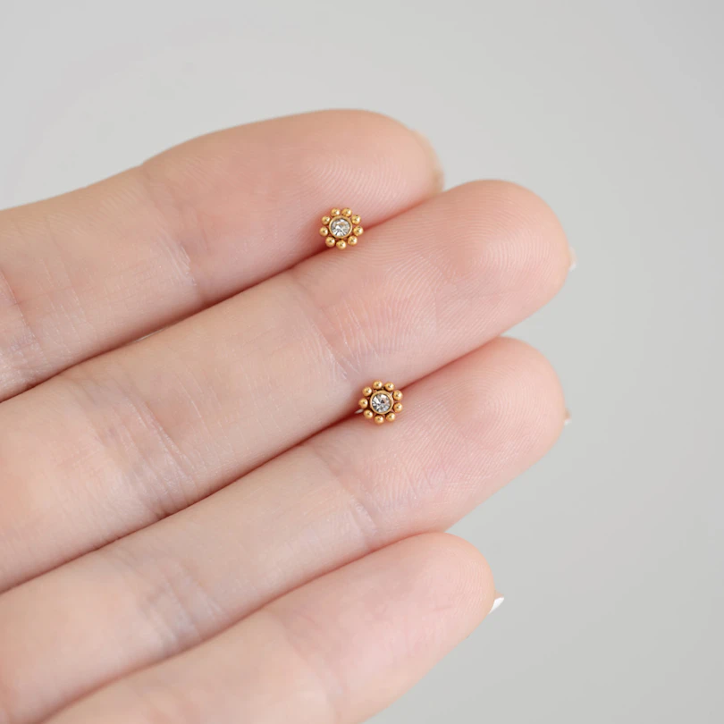 Labret med invändig tråd och små kulor