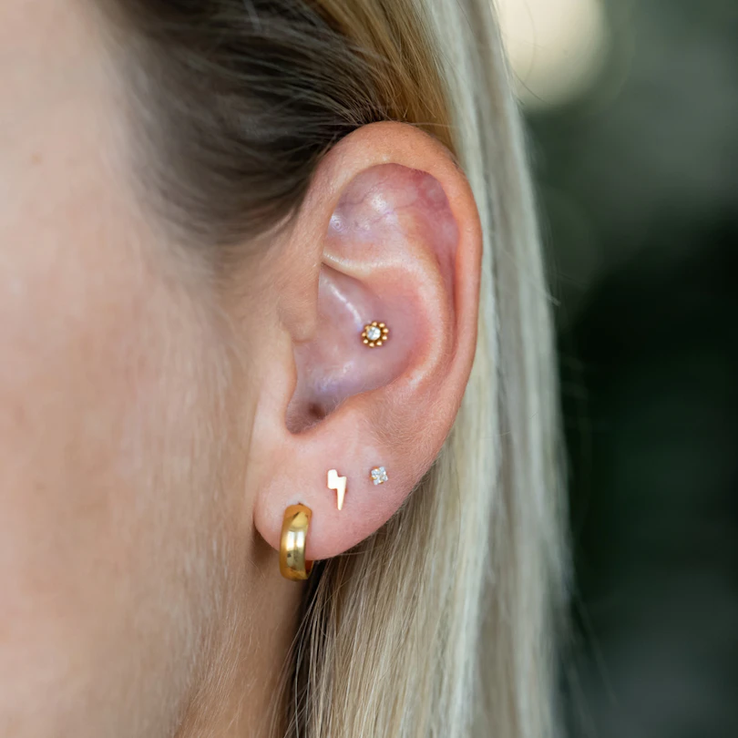 Labret med invändig tråd och små kulor