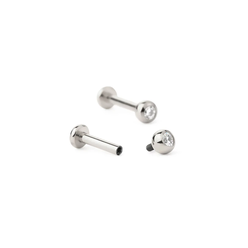 Labret gjord av titan med kula och invändig tråd