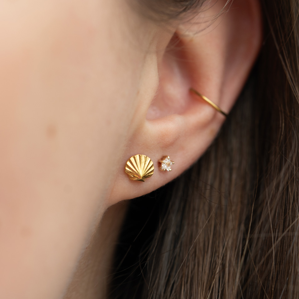 Labret i titan med snäckdesign