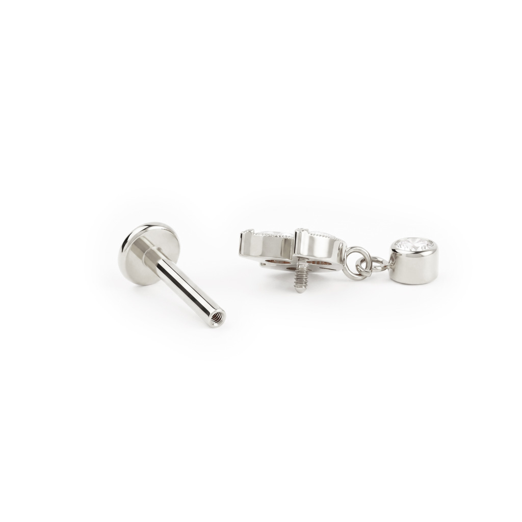 Labret i titan med lotusblomma och berlock