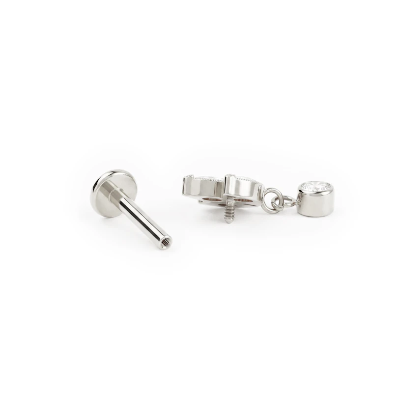 Labret i titan med lotusblomma och berlock