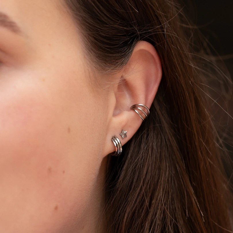 Stjärnformad labret i titan med strukturmönster