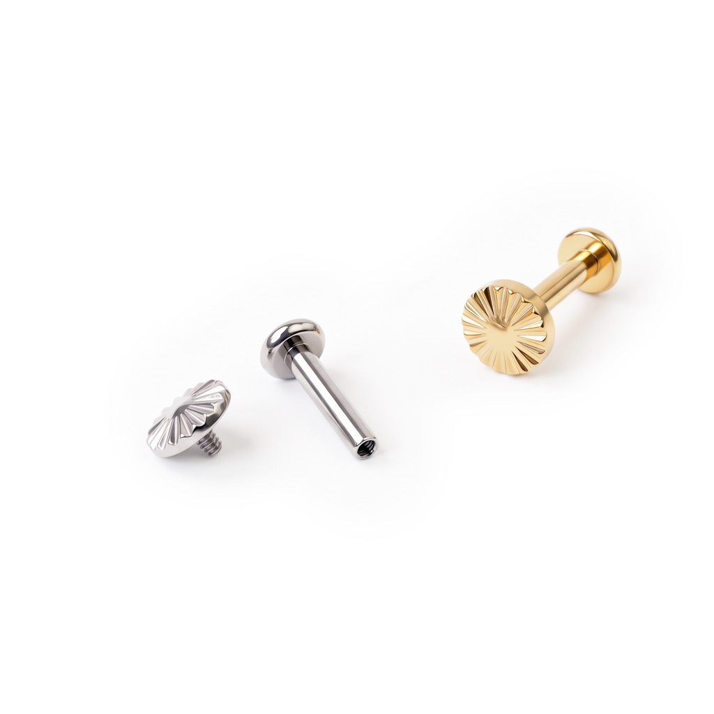 Otrolig labret i titan med diamantskuren topp