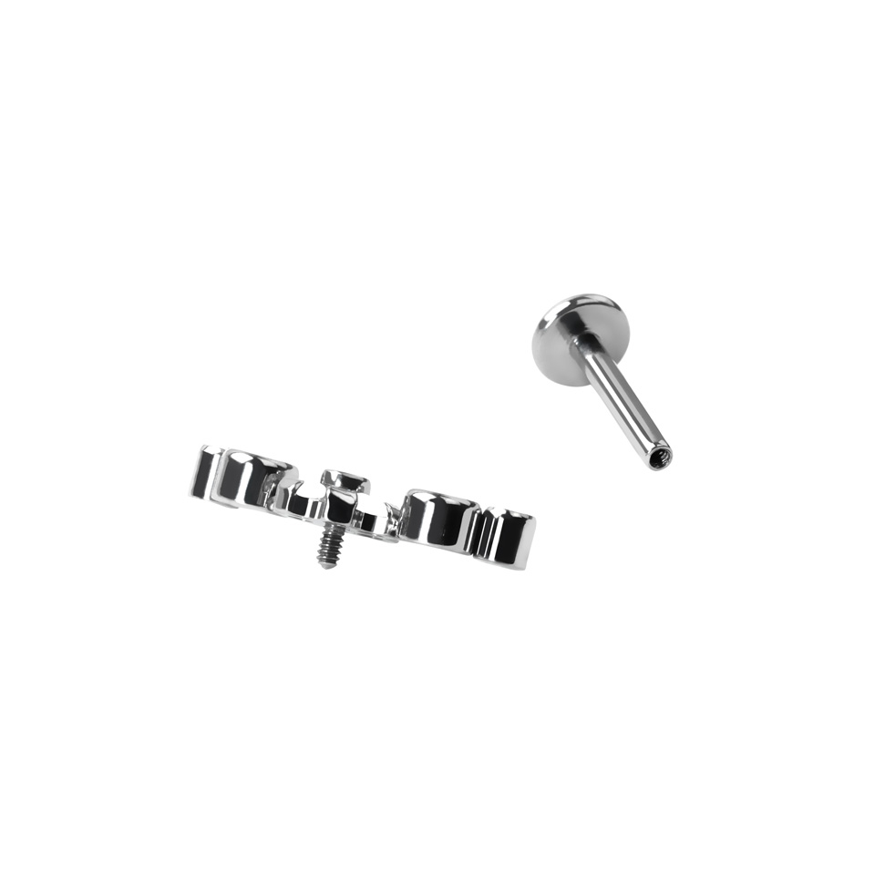 Labret i titan med blomma och CZ-stenar