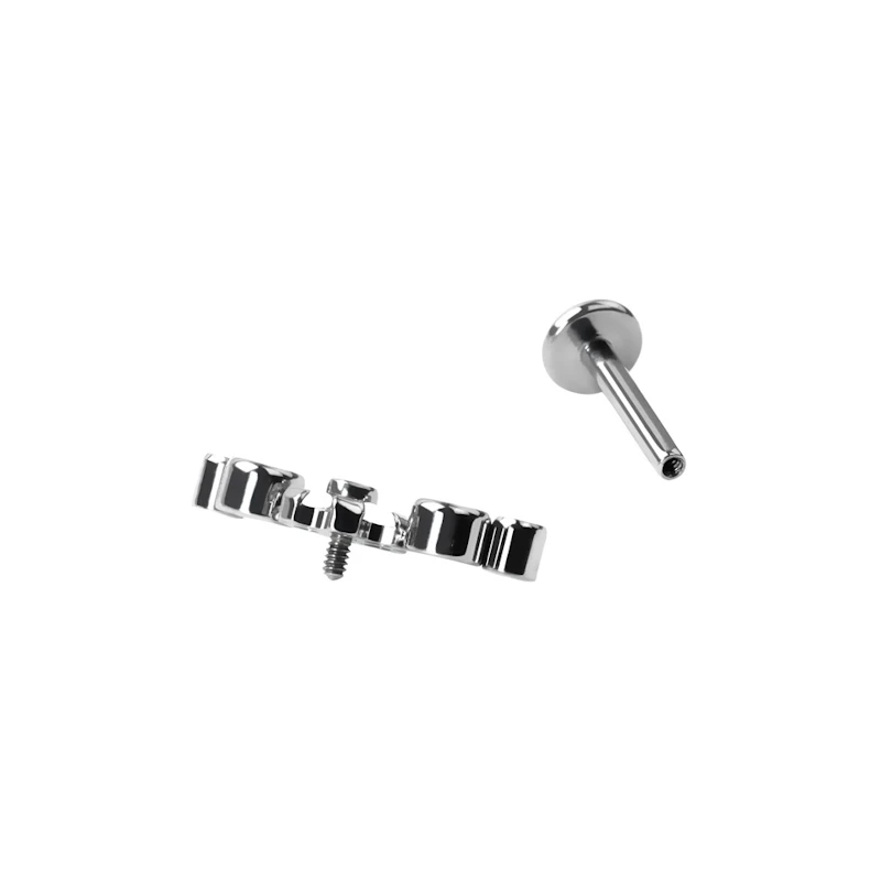 Labret i titan med blomma och CZ-stenar