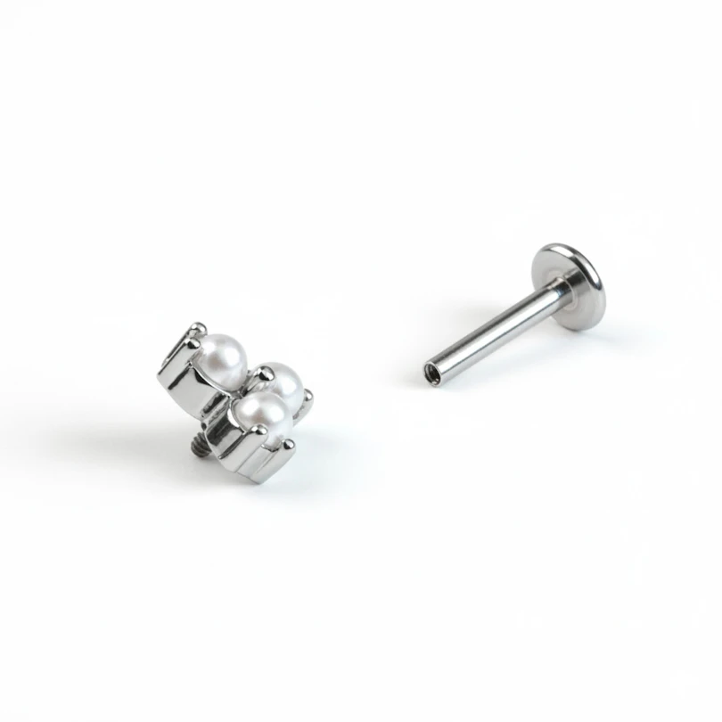Läcker labret med trio av syntetiska pärlor