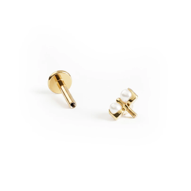 Läcker titanlabret med trio av pärlor
