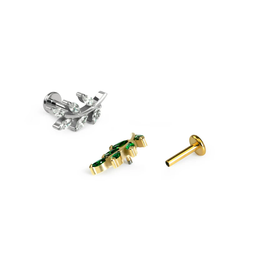 Lövformad labret i titan med stenar