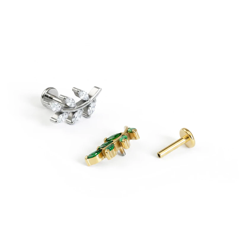 Lövformad labret i titan med stenar