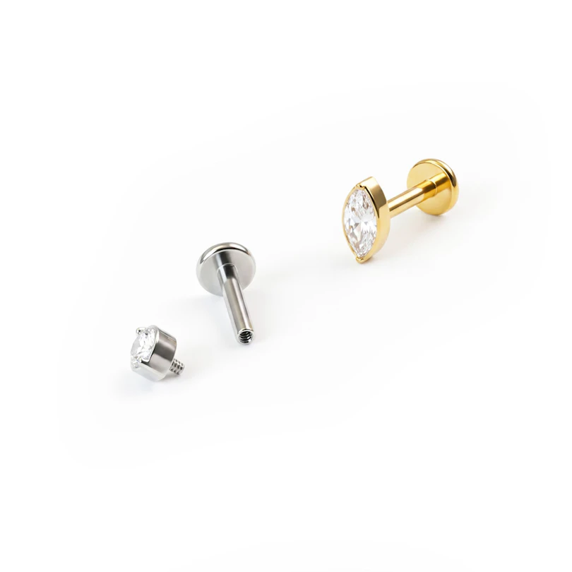 Labret i titan med marquise-sten